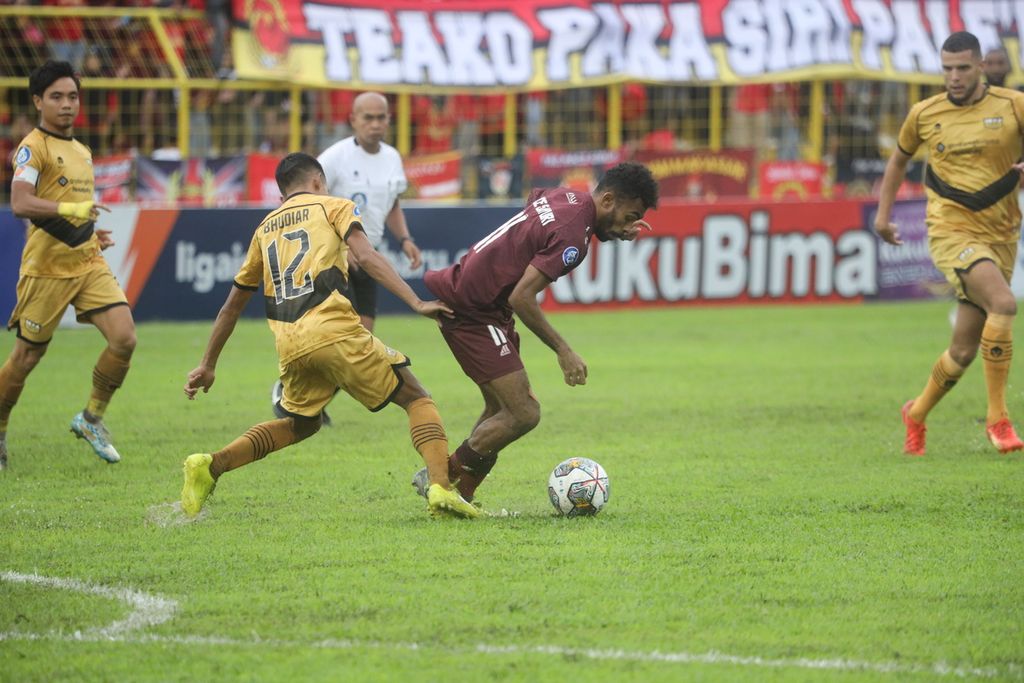 Gelandang sayap PSM Makassar, Yance Sayuri (kedua dari kanan), berusaha keluar dari hadangan bek sayap kanan Dewa United, Bhudiar Riza, pada laga BRI Liga 1 2022-2023 di Stadion Gelora BJ Habibie, Parepare, Sulawesi Selatan, Rabu (1/3/2023). PSM unggul 2-0 atas Dewa United.