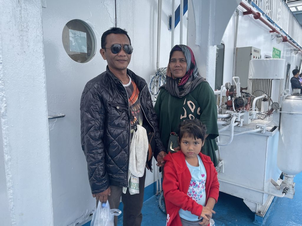 Penumpang KMP Lagundi, Agus Siswanto (44), berpose dengan anak dan istrinya, Senin (1/5/2023).