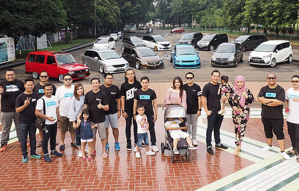 Keluarga menjadi   prioritas dalam Komunitas Van Kulture. Temu keluarga ini menjadi cikal-bakal untuk mempererat seluruh anggota komunitas, seperti terlihat dalam kegiatan Van Kulture di Jakarta, Minggu (11/6). 