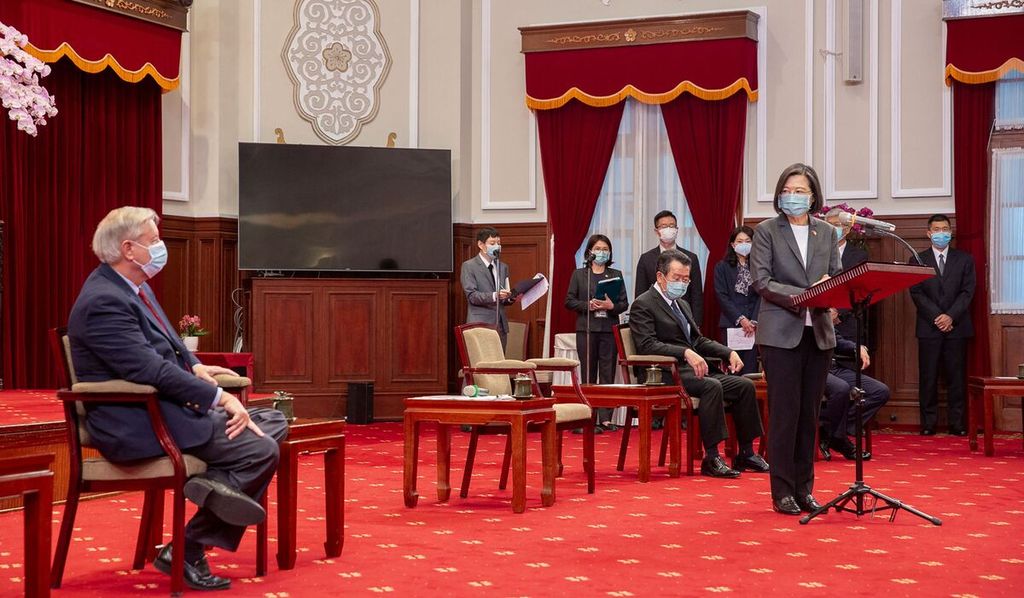 Presiden Taiwan Tsai Ing-wen (kanan) berbicara dengan Senator AS Lindsey Graham saat menerima kunjungan sejumlah senator AS di Kantor Kepresidenan Taiwan di Taipei, Taiwan, Jumat (15/4/2022). 