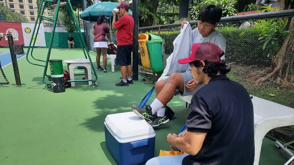 Petenis Fadona Titalyana Kusumawati didampingi tim medis saat kondisi kesehatannya menurun saat melawan Fitriana Sabrina pad alaga semifinal turnamen tenis putri Rajawali Terbuka 2022.