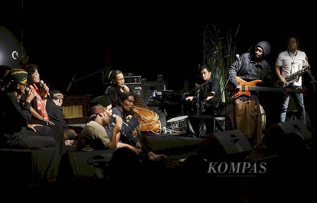 Pentas Album Gambang Suling Ki Nartosabdo bersama Bintang Indrianto dalam Musik Kamisan BBJ di Bentara Budaya Jakarta, Kamis (14/9). 