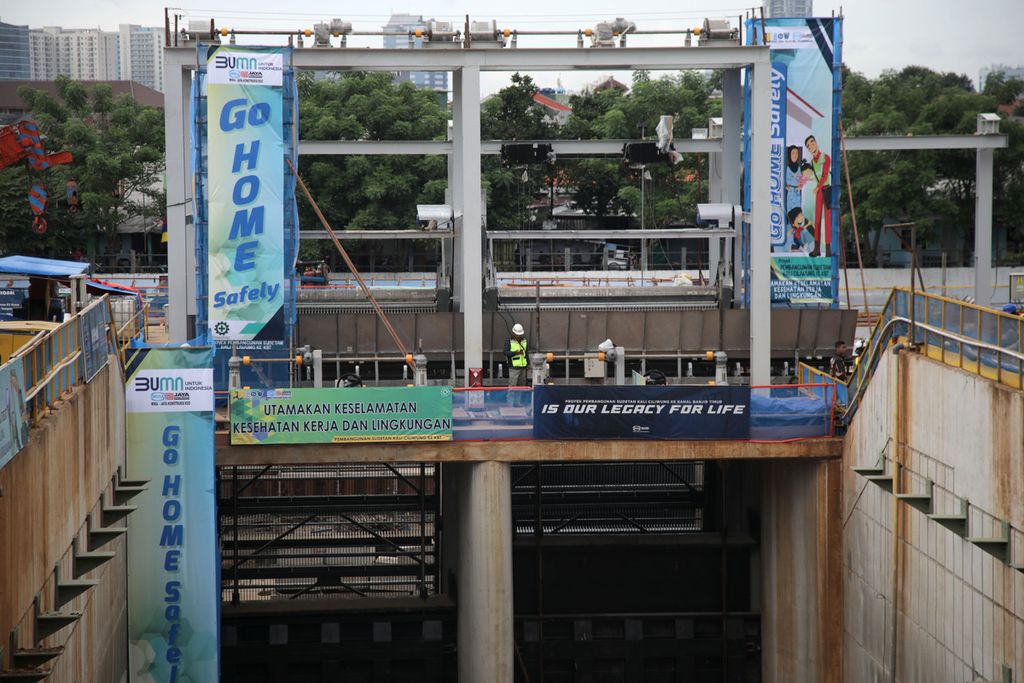 Proyek pembangunan sodetan Kali Ciliwung ke Kanal Banjir Timur di Jatinegara, Jakarta, Selasa (24/1/2023). Proyek untuk mengatasi banjir di Jakarta ini ditargetkan selesai April 2023. 