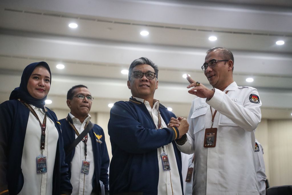 Ketua Umum Partai Garuda Ahmad Ridha Sabana (kedua dari kanan) berjabat tangan dengan Ketua KPU Hasyim Asy'ari di kantor KPU, Jakarta, Kamis (11/5/2023). Dalam kesempatan itu, Partai Garuda mendaftarkan 580 bakal calon anggota legislatif yang 40 persen di antaranya perempuan. 