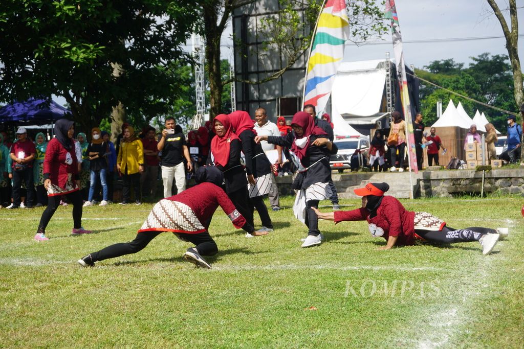Para ibu perwakilan dari kecamatan-kecamatan di Kabupaten Banyumas, Jawa Tengah, jatuh bangun mengikuti lomba gobak sodor di GOR Satria, Purwokerto, Banyumas, Jumat (10/2/2023).