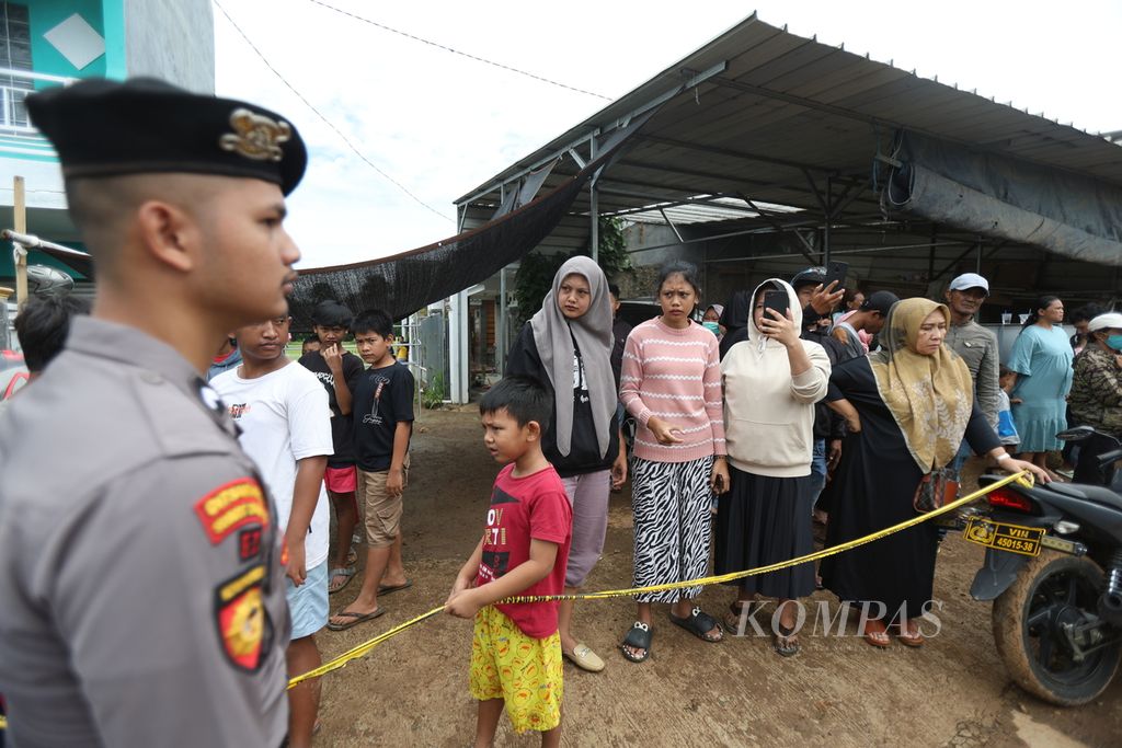 Warga menonton proses penanganan tabrakan Kereta Api Turangga relasi Surabaya Gubeng-Bandung dan Commuterline Bandung Raya di km 181+700 petak jalan antara Stasiun Haurpugur-Stasiun Cicalengka, Jumat (5/1/2024).