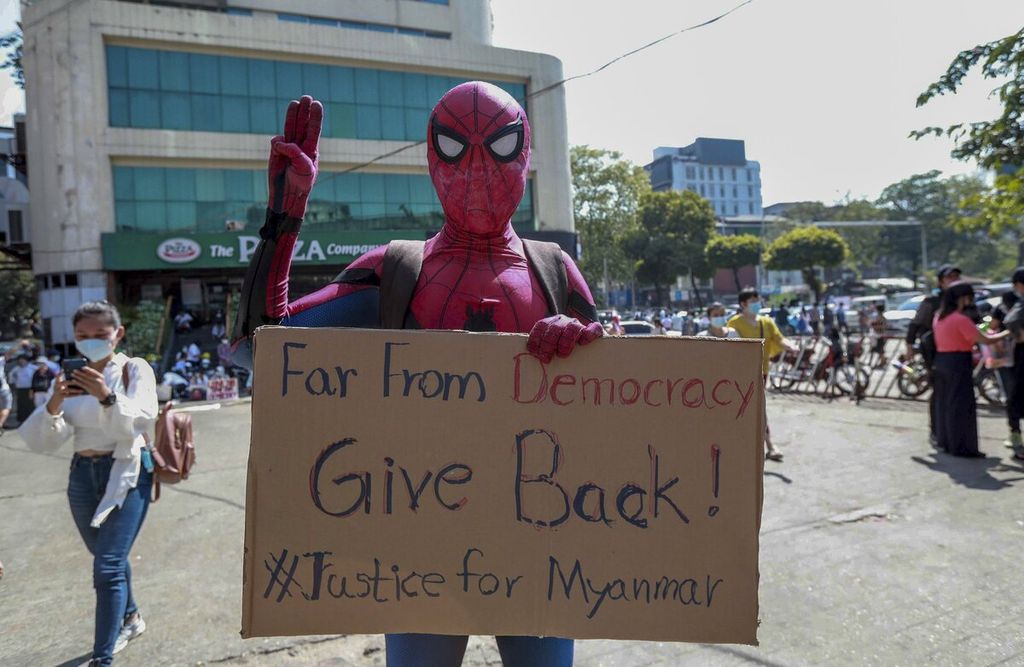 Seorang warga memakai kostum spiderman memberikan salam tiga jari saat turut bergabung bersama warga lainnya dalam aksi protes menentang kudeta militer di Yangon, Myanmar Rabu (10/2/2021). 