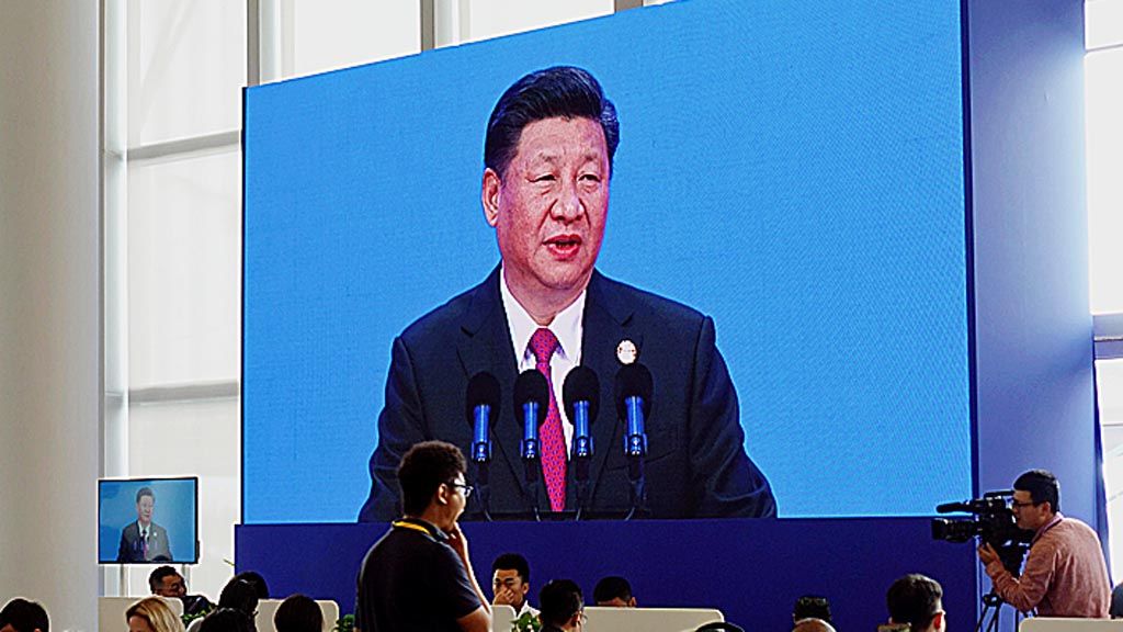 Para wartawan, di media center ajang Forum Boao untuk Asia, menyaksikan pidato Presiden China Xi Jinping yang disampaikan pada forum tahunan itu di Boao, Provinsi Hainan, China bagian selatan, Selasa (10/4/2018). 
