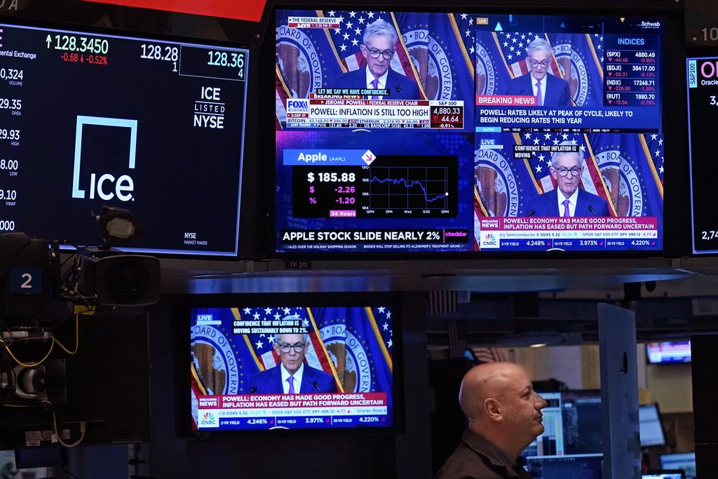 Layar televisi di lantai bursa New York Stock Exchange menunjukkan Gubernur Bank Sentral AS Jerome Powell tengah berpidato, 31 Januari 2024.