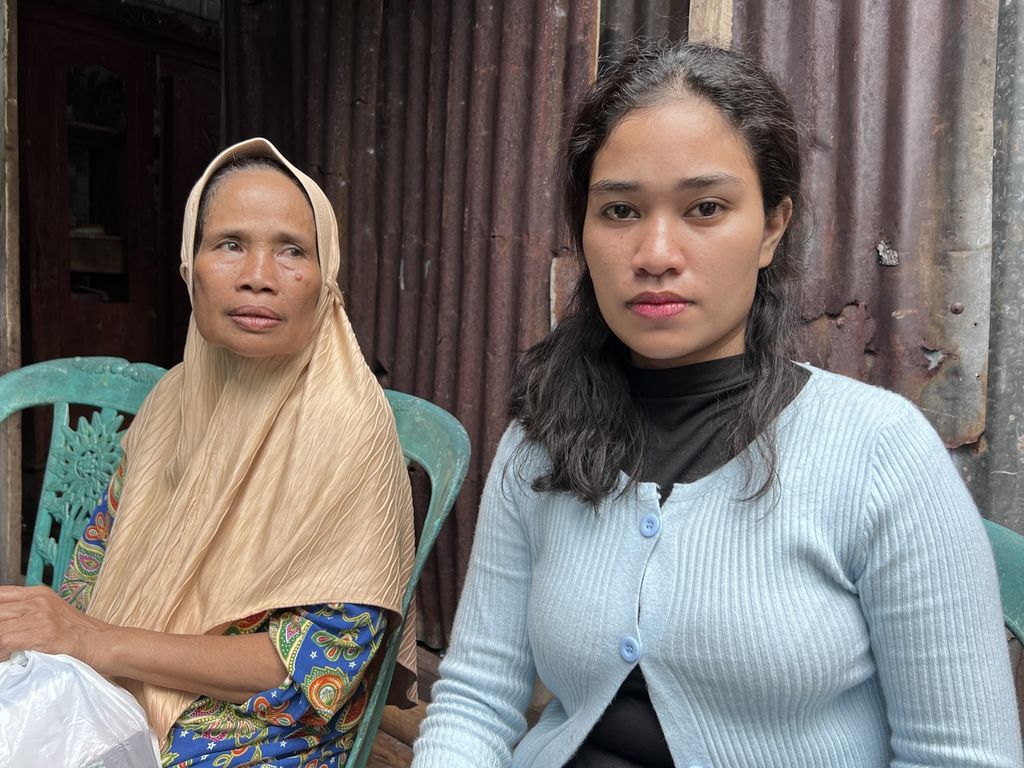 Nenek dan bibi korban penculikan dan pembunuhan anak di Makassar saat ditemui di rumah duka, Selasa (10/1/2023). 