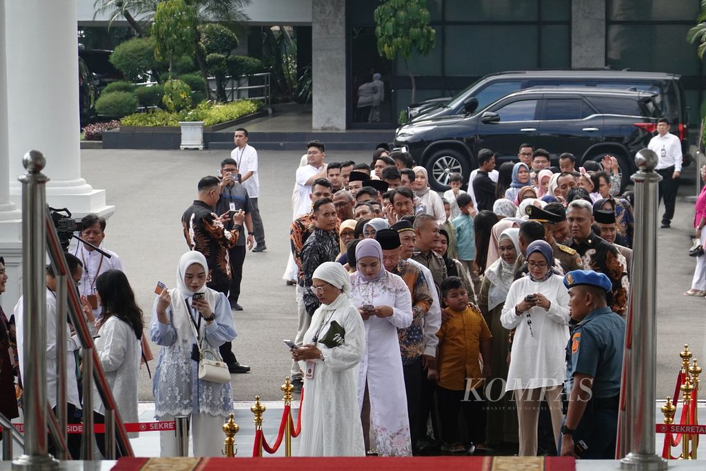 Masyarakat antusias mengikuti gelar griya (<i>open house</i>) yang digelar di Istana Negara, Jakarta, Rabu (10/4/2024). Acara ini diselenggarakan seusai Presiden Joko Widodo dan Ibu Iriana Joko Widodo menunaikan shalat Idul Fitri 1445 Hijriah di Masjid Istiqlal, Jakarta.