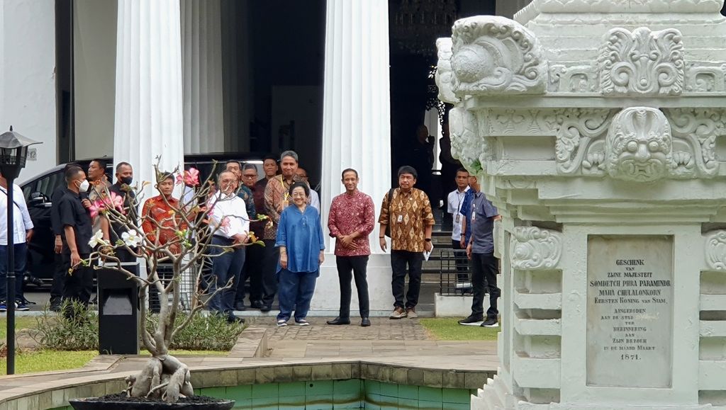 Presiden kelima RI Megawati Soekarnoputri menyapa wartawan seusai menengok kondisi museum pascakebakaran, Selasa (19/9/2023).