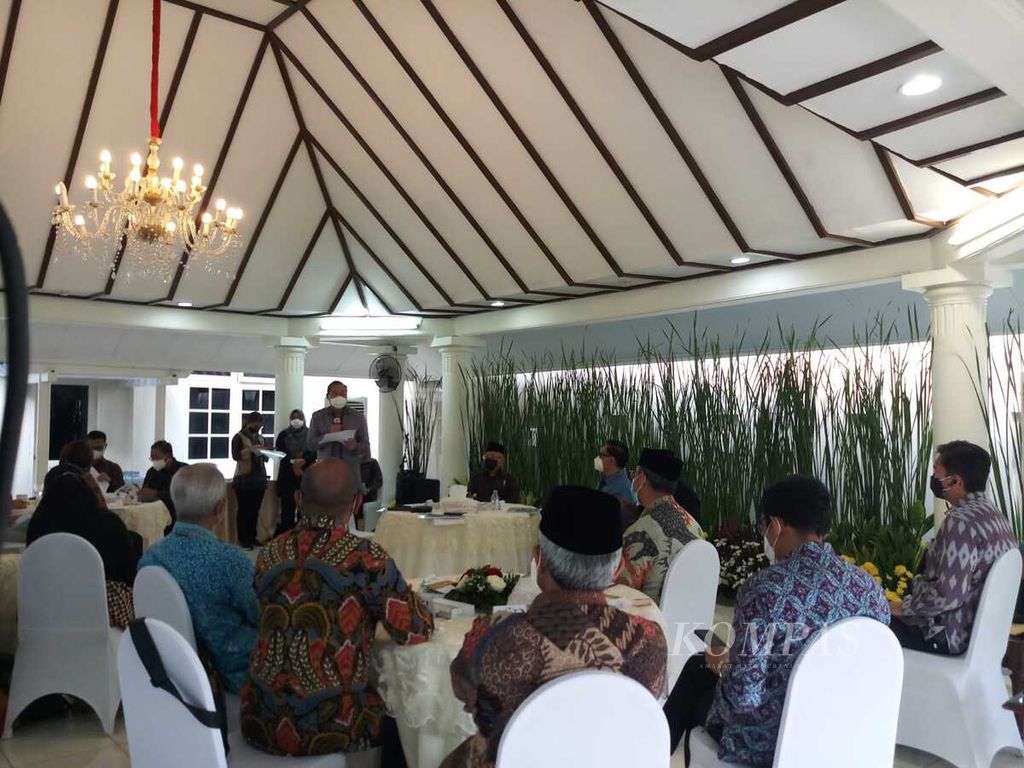 Suasana audiensi Wakil Presiden Ma'ruf Amin dengan Kamar Dagang dan Industri Indonesia, asosiasi, dan perancang di kediaman resmi Wapres, Jalan DIponegoro, Jakarta, Selasa (29/3/2022).