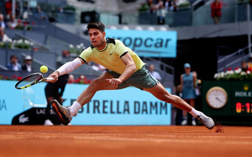 Carlos Alcaraz hit the ball towards Alexander Shevchenko in the second round match of the ATP Masters 1000 Madrid tournament at Caja Magica, Madrid, on Friday (26/4/2024). Alcaraz won, 6-2, 6-1.