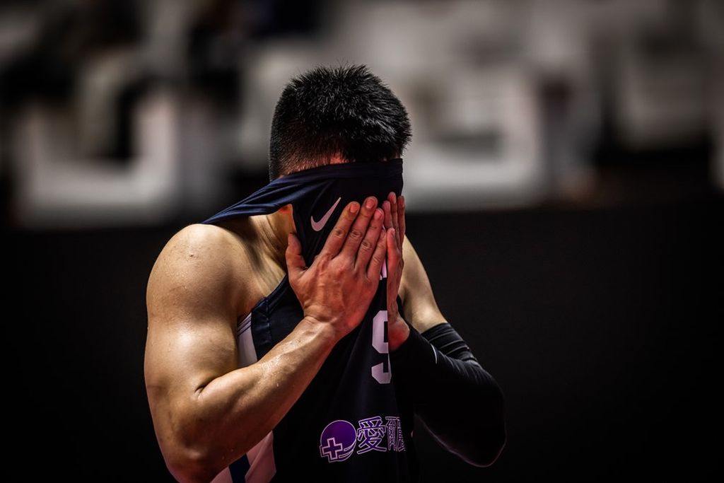 Pemain Taiwan, Chen Ying-Chun, tidak kuasa menahan kesedihan setelah kalah, 96-97, dari Jordania pada laga <i>playoff </i>perempat final Piala Asia FIBA 2022 di Istora Senayan, Jakarta, Senin (18/7/2022). 