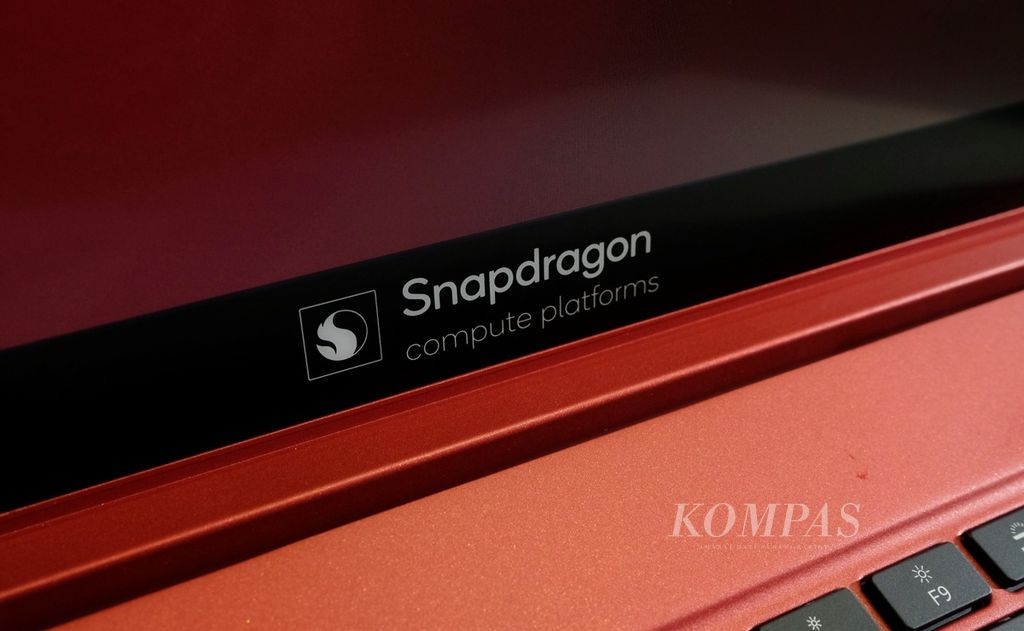 Label Snapdragon Compute Platform terlihat di salah satu produk laptop yang ditampilkan di Snapdragon Summit di Maui, Hawaii, Amerika Serikat, Selasa (24/10/2023).