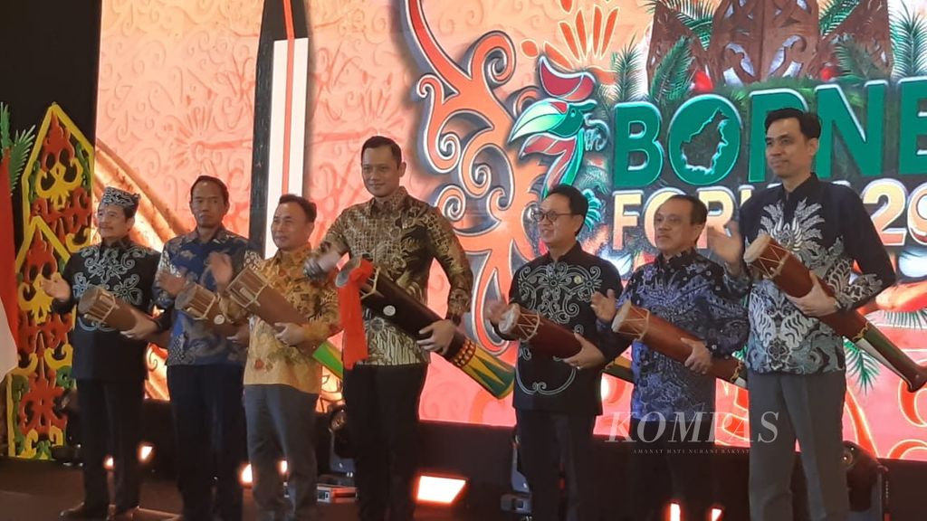 Menteri Agraria dan Tata Ruang atau Kepala Badan Pertanahan Nasional atau ATR/BPN Agus Harimurti Yudhoyono atau AHY bersama jajaran pejabat juga pengusaha kelapa sawit membuka kegiatan Forum Kelapa Sawit Borneo ke-7 di Palangka Raya, Kalimantan Tengah, Jumat (28/6/2024). 