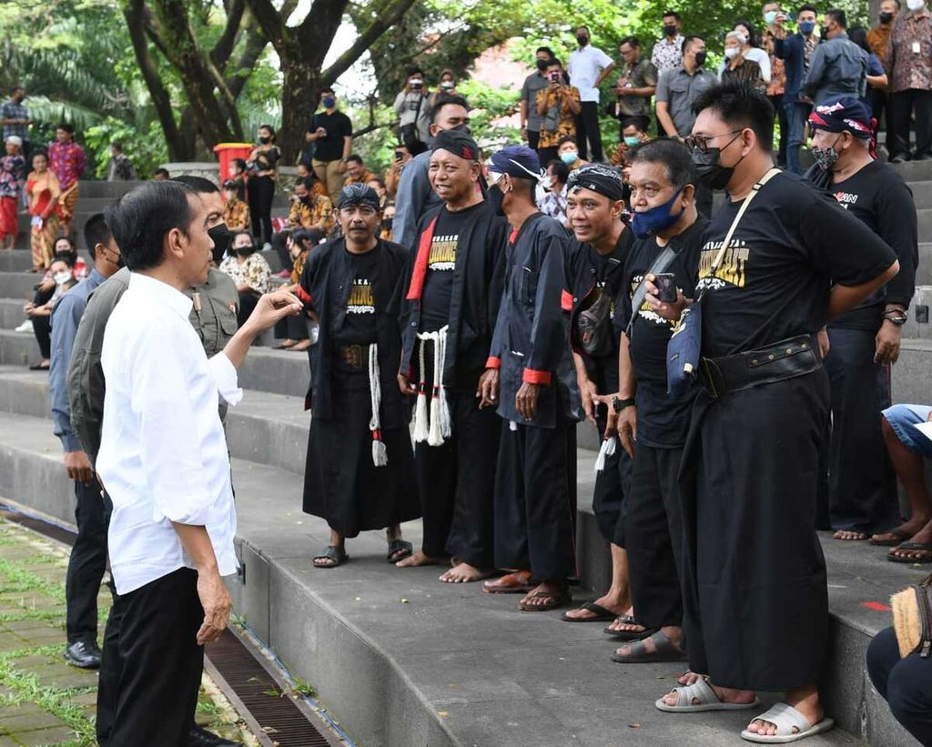 Presiden Joko Widodo bertemu dan berbincang dengan para seniman dan budayawan Surakarta di Taman Balekambang Surakarta, Kecamatan Banjarsari, Kota Surakarta, Kamis (26/5/2022). 