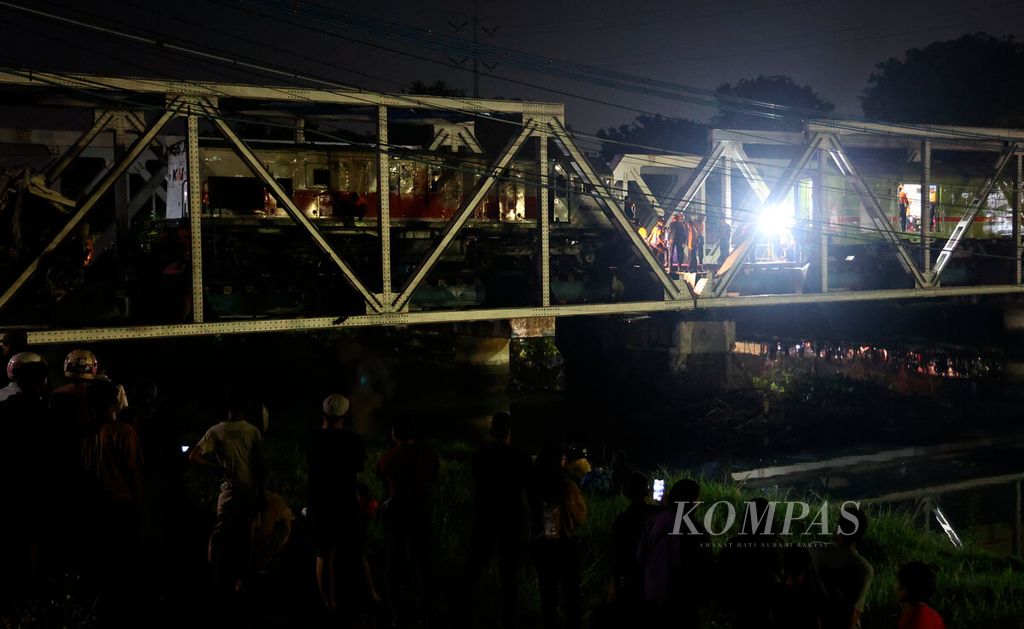 Proses evakuasi lokomotif setelah menabrak sebuah truk di pelintasan sebidang Madukoro Raya, Kota Semarang, Jawa Tengah, Selasa (18/7/2023). Kecelakaan yang melibatkan Kereta Api Brantas rute Blitar-Pasar Senen, Jakarta, itu disebabkan sebuah truk yang mogok di tengah rel pada pukul 19.20 WIB. Tidak ada korban jiwa dalam peristiwa tersebut hingga proses evakuasi yang berlangsung pada dini hari. 