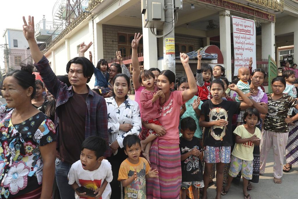Warga sipil termasuk perempuan dan anak-anak berbaris di jalan utama untuk memberikan dukungan kepada demonstrasi anti-kudeta militer di Mandalay, Myanmar, Senin (8/3/2021). Gelombang protes terus terjadi di beberapa kota besar dan kecil di Myanmar. 