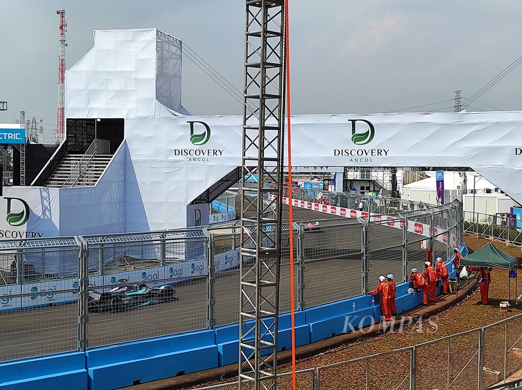 Para marshal menyaksikan mobil balap pada babak kualifikasi Formula E Jakarta E-Prix di Jakarta International E-Prix Circuit, Sabtu (4/6/2022). Selain memcermati jalannya balapan, marshal juga bertugas membersihkan trek setelah sesi kualifikasi.