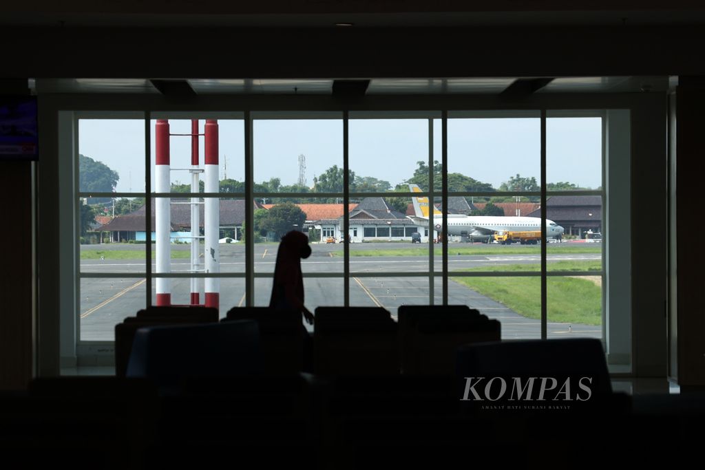 Calon penumpang pesawat bersiap menempuh penerbangan dari Bandara Adi Soemarmo, Boyolali, Jawa Tengah, Kamis (28/3/2023). 