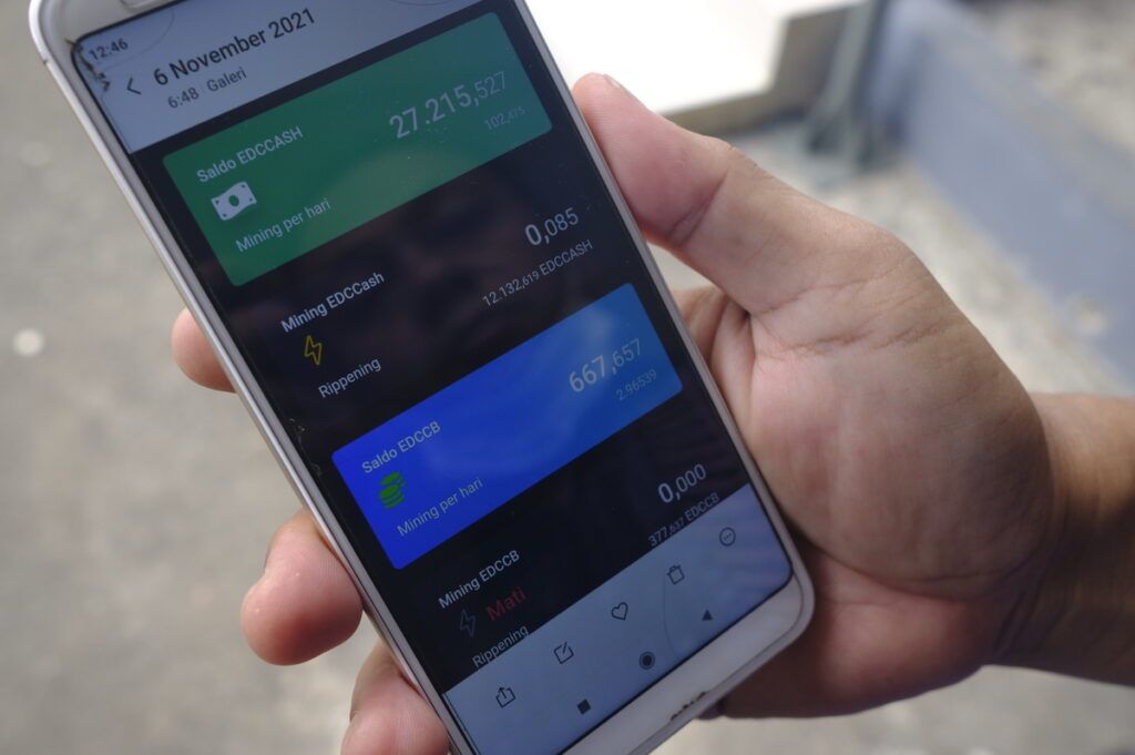 Korban kasus penipuan Edccash menunjukkan tampilan aplikasi Edccash yang sudah diblokir, Rabu (17/11/2021), di sela sidang di Pengadilan Negeri Bekasi Kelas 1A Khusus, Kota Bekasi.