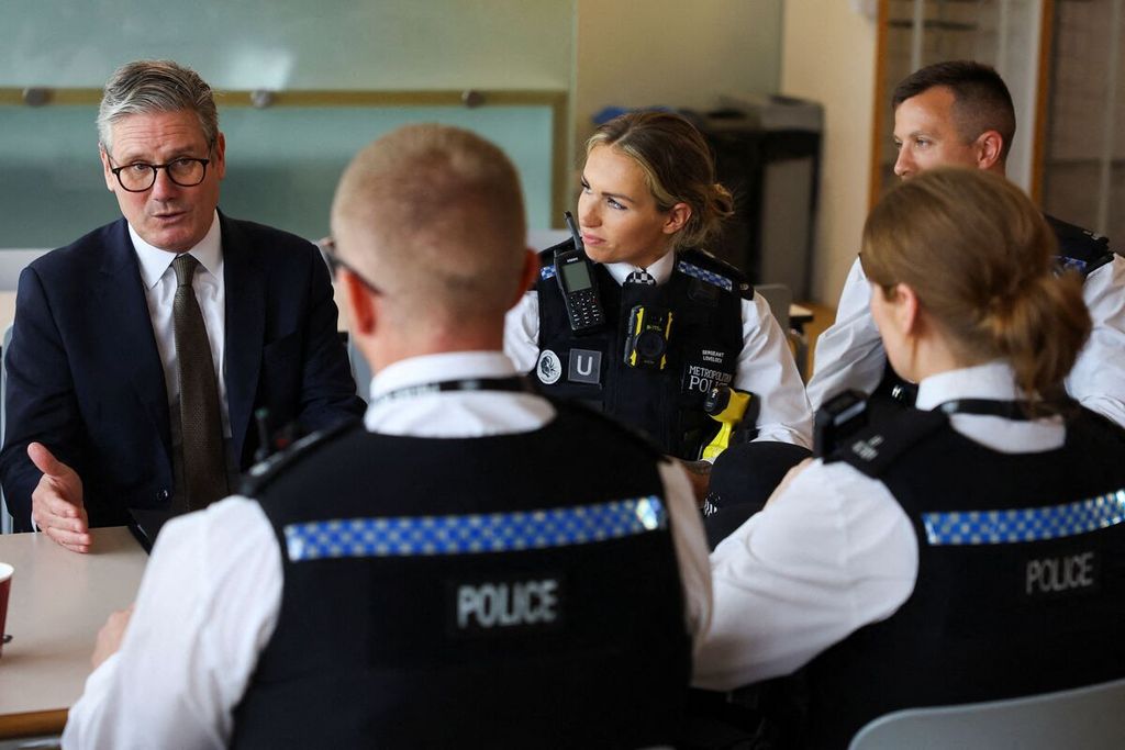 Perdana Menteri Inggris Keir Starmer (kiri) rapat dengan para petugas polisi di Lambeth, London, 9 Agustus 2024.