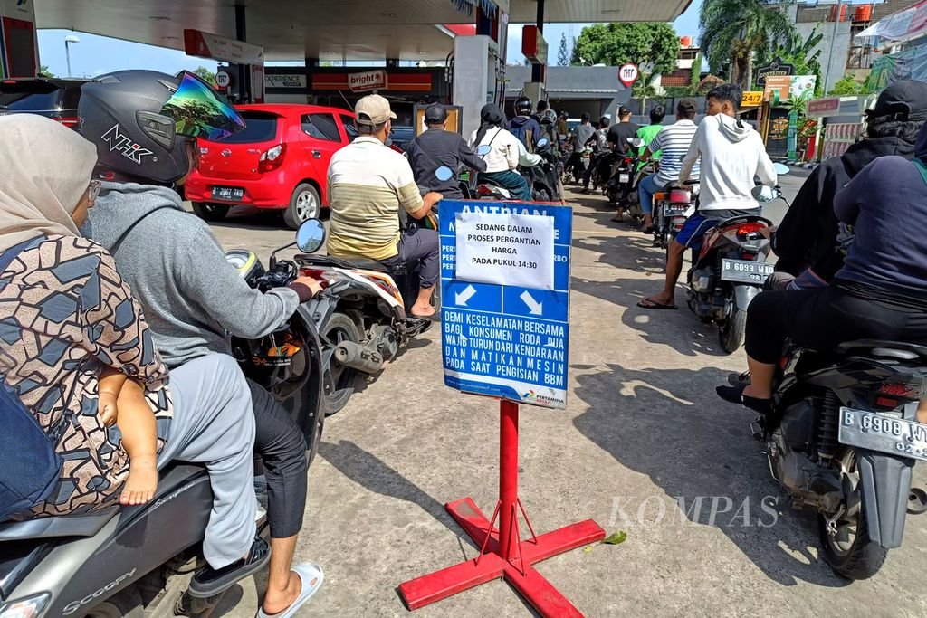 Warga antre membeli bahan bakar minyak di kawasan Bintaro, Tangerang Selatan, Banten, menjelang kenaikan harga, Sabtu (3/9/2022). Pemerintah  mengumumkan kenaikan harga BBM pada Sabtu ini. 