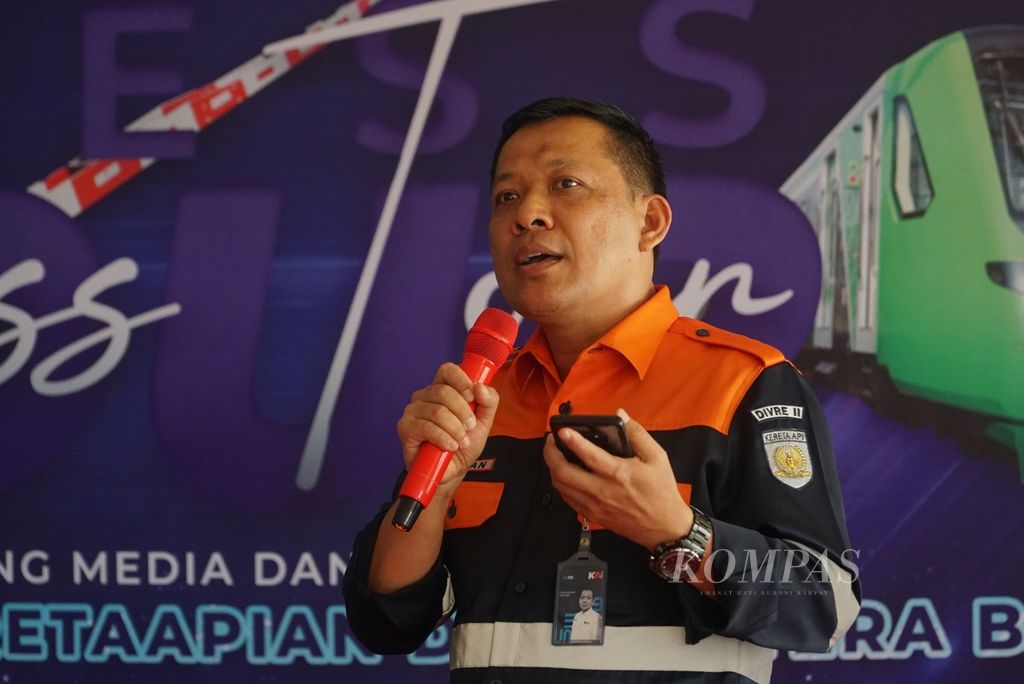 Vice President of PT Kereta Api Indonesia Regional Division II for West Sumatra, Sofan Hidayah, delivered a statement during a media tour at the Minangkabau International Airport Station in Padang Pariaman, West Sumatra, on Tuesday (21/11/2023).