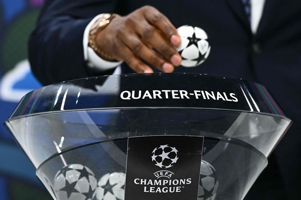 Mantan pesepak bola asal Nigeria, John Obi Mikel, mengambil undian pertandingan babak perempat final Liga Champions di markas UEFA di Nyon, Swiss, Jumat (15/3/2024). 