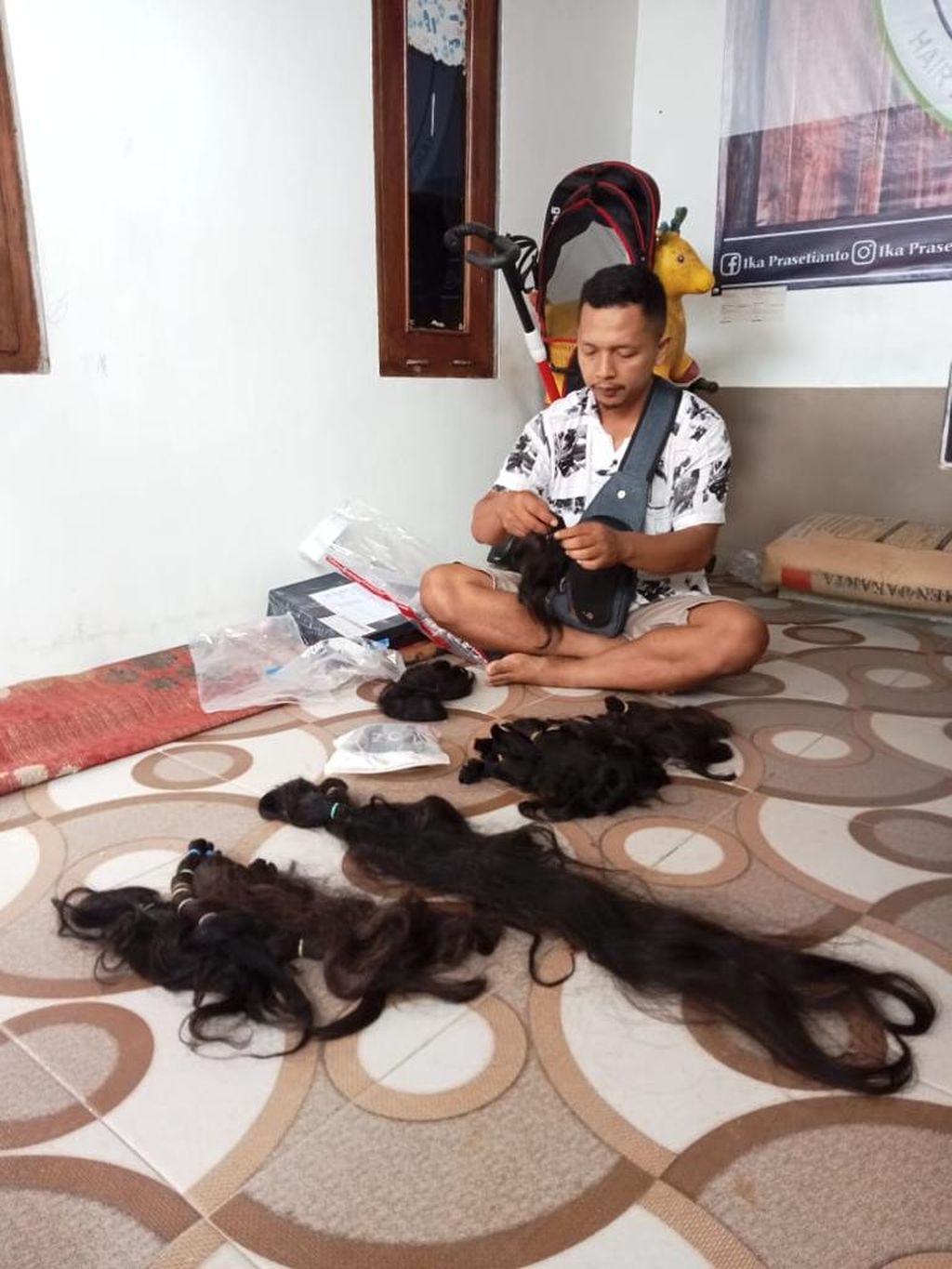 Penjahit rambut palsu yang sedang merapikan rambut-rambut pemberian donatur melalui komunitas Mahkuta Rambutku. Biaya jahit mencapai Rp 700.000 hingga Rp 1 juta untuk satu kepala.