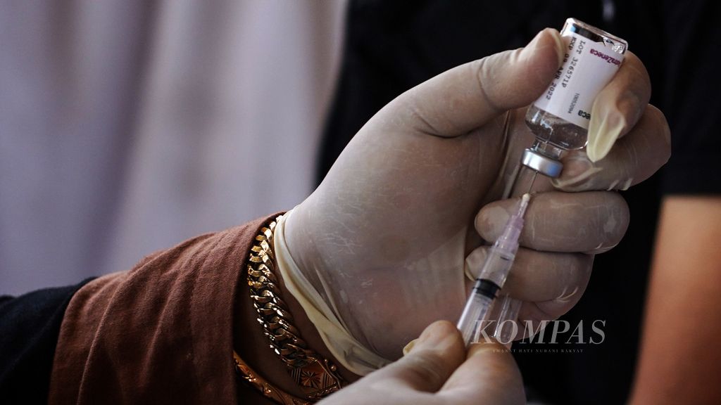 Penyiapan suntikan vaksin tahap ketiga di pelayanan sentra vaksin tahap ketiga di teras Plaza Jambu Dua, Kota Bogor, Jawa Barat, Senin (4/4/2022). Sentra pelayanan vaksin yang digelar oleh Kepolisian Resor Kota Besar Kota Bogor ini membuka gerai pelayanan vaksin tahap ketiga di 6 titik pusat perbelanjaaan di Kota Bogor. Setiap gerai sentra vaksin ini menargetkan 250 dosis peserta vaksin. 