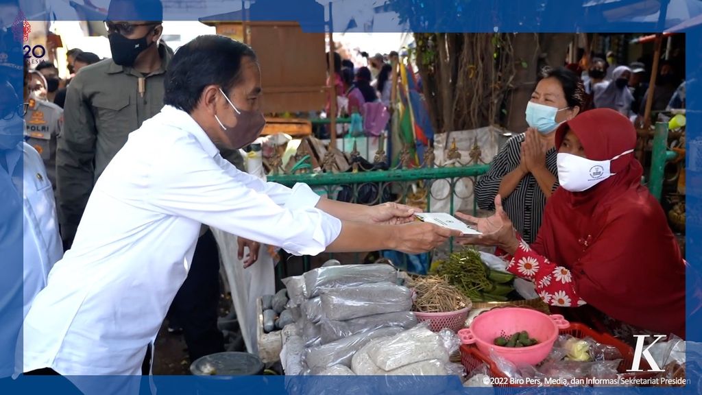 Presiden Joko Widodo mengatakan kondisi ekonomi Indonesia membaik seiring melandainya kasus Covid-19. Jokowi mencontohkan perbaikan itu dilihat dari ramainya pasar dan kemacetan yang sudah kembali terjadi di sejumlah kota. Hal ini disampaikan Jokowi setelah mengunjungi Pasar Kanoman, Kota Cirebon, 13 April 2022.
