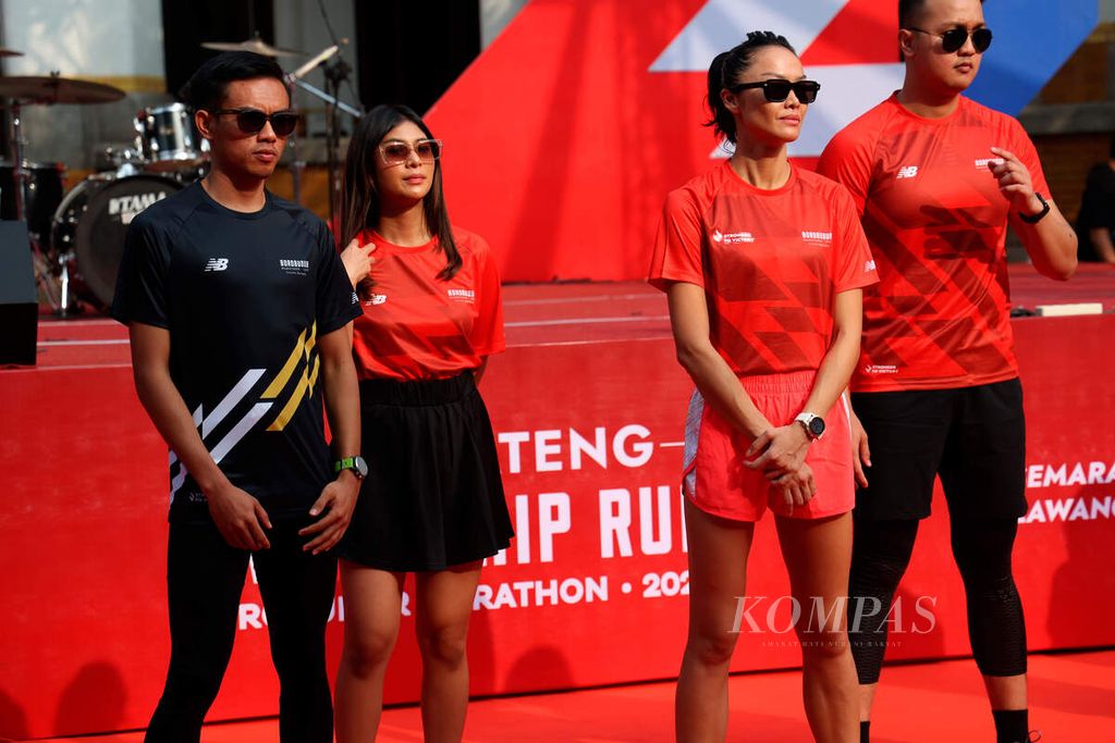 Model mengenakan jersey terbaru untuk Borobudur Marathon 2022 saat acara Friendship Run di Lawang Sewu, Kota Semarang, Jawa Tengah, Minggu (21/8/2022). 