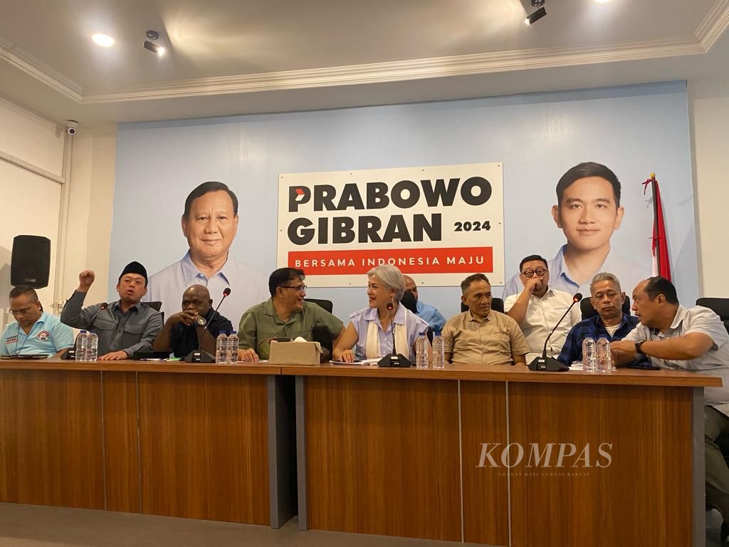 Sejumlah aktivis gerakan Reformasi 98 yang kini menjadi bagian dari Tim Kampanye Nasional Prabowo Subianto-Gibran Rakabuming Raka di Jakarta, Senin (11/12/2023). Mereka di antaranya Nusron Wahid (dua dari kiri), Natalius Pigai (tiga dari kiri), Budiman Sudjatmiko (empat dari kiri), Andi Arief (empat dari kanan), dan Agus Jabo (dua dari kanan).