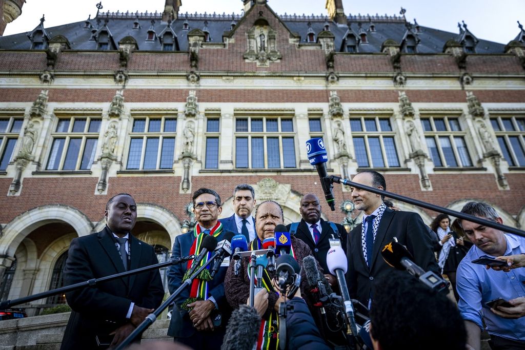 Menteri Luar Negeri Afrika Selatan Naledi Pandor berbicara kepada media menyusul keputusan Mahkamah Internasional (ICJ) atas permintaan Afrika Selatan untuk tindakan darurat di Gaza, Jumat (26/1/2024), di Den Haag, Belanda. 