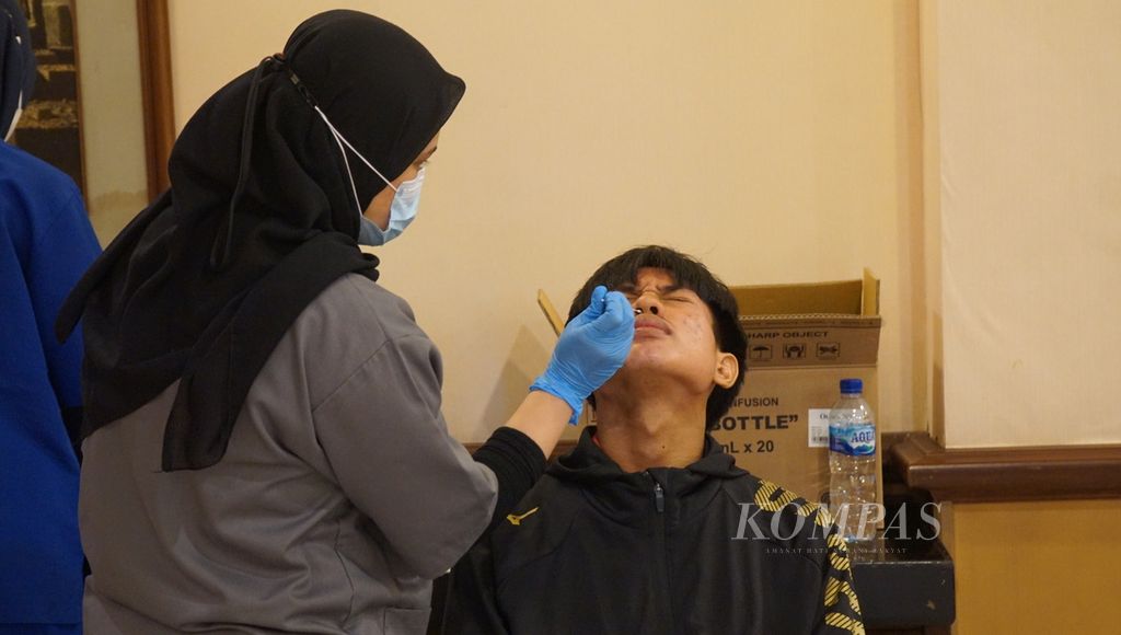 Pelari yang baru saja tiba diminta untuk mengikuti tes antigen sebelum memasuki karantina Borobudur Marathon 2022 Powered by Bank Jateng, di Hotel Puri Asri, Kota Magelang, Jawa Tengah, Kamis (10/11/2022).
