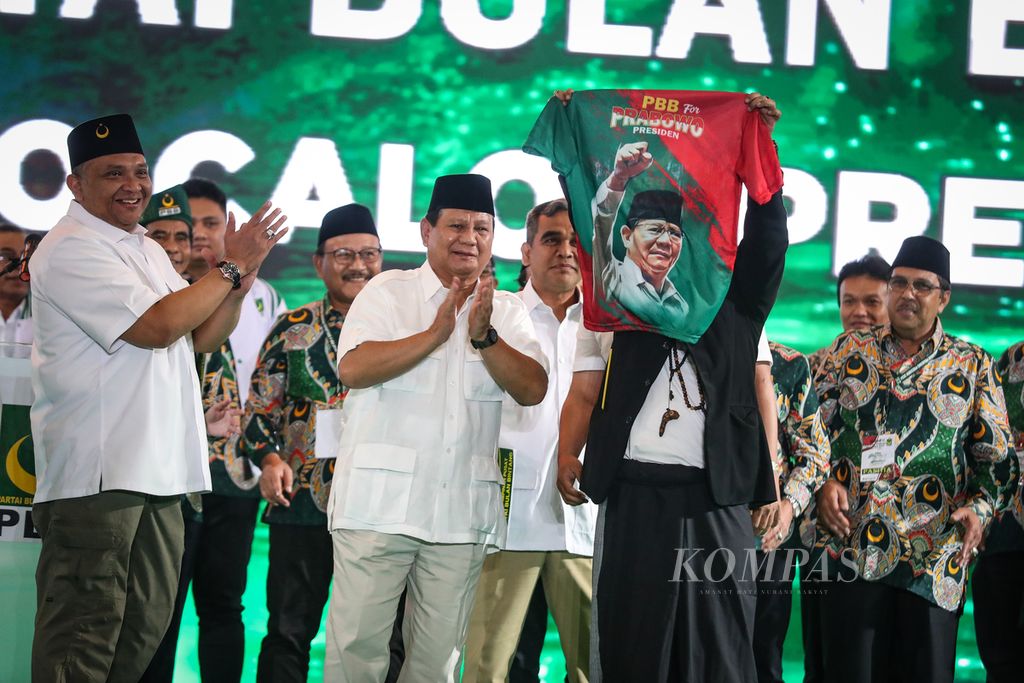 The Chairman of the Gerindra Party and the presidential candidate supported by the Crescent Star Party, Prabowo Subianto (center), received a support shirt from the Crescent Star Party during the commemoration of the Crescent Star Party's anniversary at the Indonesia Convention Exhibition BSD City, Tangerang Regency, Banten, on Sunday (30/7/2023).