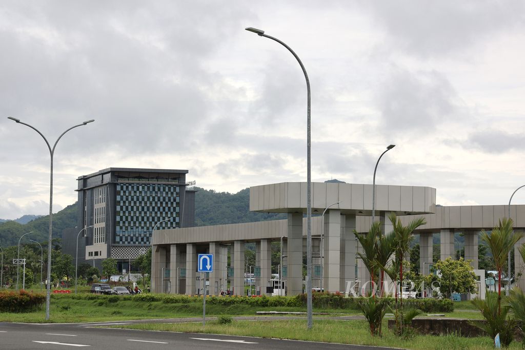 Sejumlah hotel bertingkat didirikan di dekat Bandara Internasional Yogyakarta di Kabupaten Kulon Progo, Daerah Istimewa Yogyakarta, Sabtu (10/2/2024). 