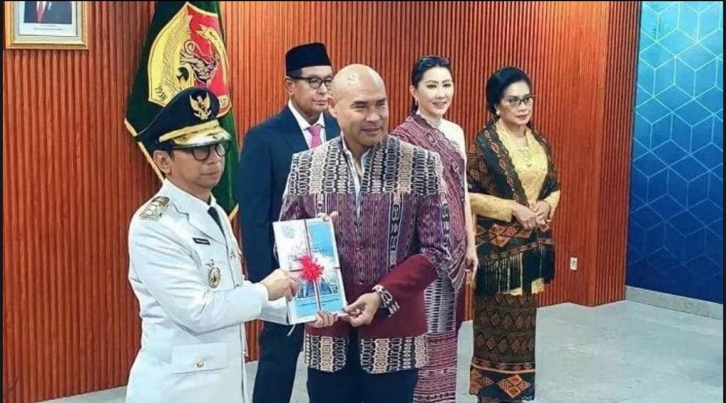 Penjabat Gubernur NTT Ayodhia Kalake menerima nota memori jabatan dari mantan Gubernur NTT Viktor Laiskodat setelah pelantikan di Jakarta oleh Menteri Dalam Negeri, Selasa (5/9/2023). Penjabat Ady Kalake memimpin NTT hanya satu tahun di tengah masalah-masalah yang dihadapi wilayah ini.