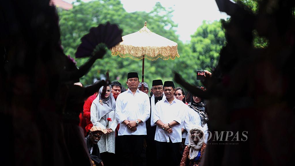 Pasangan calon gubernur dan wakil gubernur TB Hasanuddin dan Anton Charliyan tiba di Kantor Komisi Pemilihan Umum Jawa Barat di Bandung, Jabar, untuk memasukkan berkas pendaftaran  Pilkada Jabar 2018, Rabu (10/1). Pasangan ini satu-satunya pasangan yang diusung partai tunggal, yaitu PDI-P.