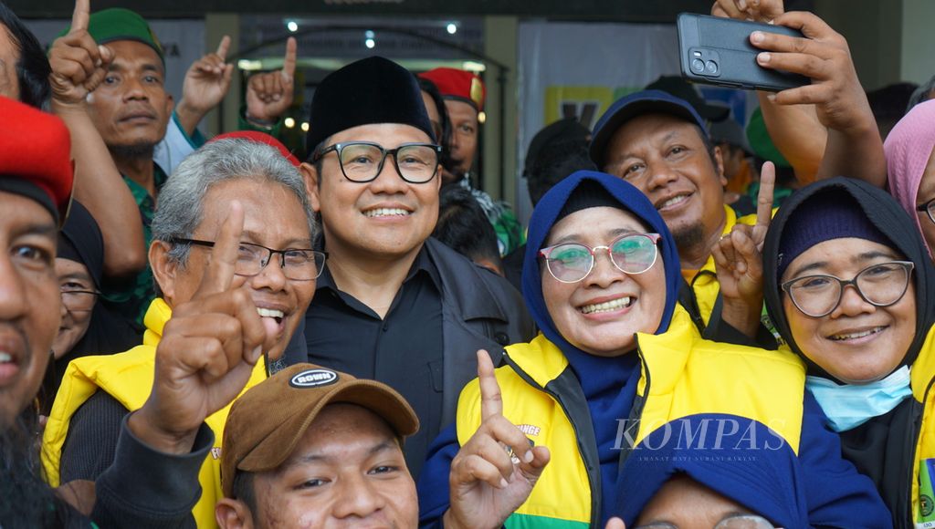 Calon wakil presiden nomor urut 1, Muhaimin Iskandar (tengah), berfoto bersama para sukarelawannya yang tengah mengadakan konsolidasi di Kabupaten Sukoharjo, Jawa Tengah, Senin (5/2/2024). 