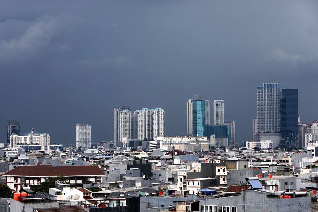 Awan hitam bergelayut di langit Jakarta jelang hujan, Kamis (9/6/2022). Hal ini dipengaruhi La Nina.