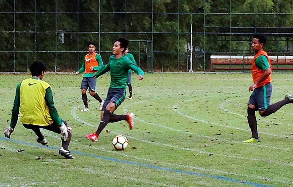 Tim nasional U-19 berlatih di Lapangan Sepak Bola Sekolah Pelita Harapan, Karawaci, Tangerang, Rabu (30/8). Para pemain mengasah variasi permainan sebelum berlaga pada Piala AFF U-18 2017 di Myanmar, 4-17 September. 