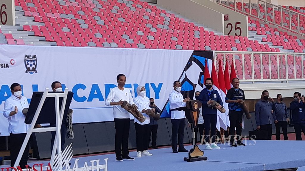 Presiden Joko Widodo meresmikan Program Papua Football Academy atau Akademi Sepak Bola Papua di Stadion Lukas Enembe, Kabupaten Jayapura, Rabu (31/8/2022).
