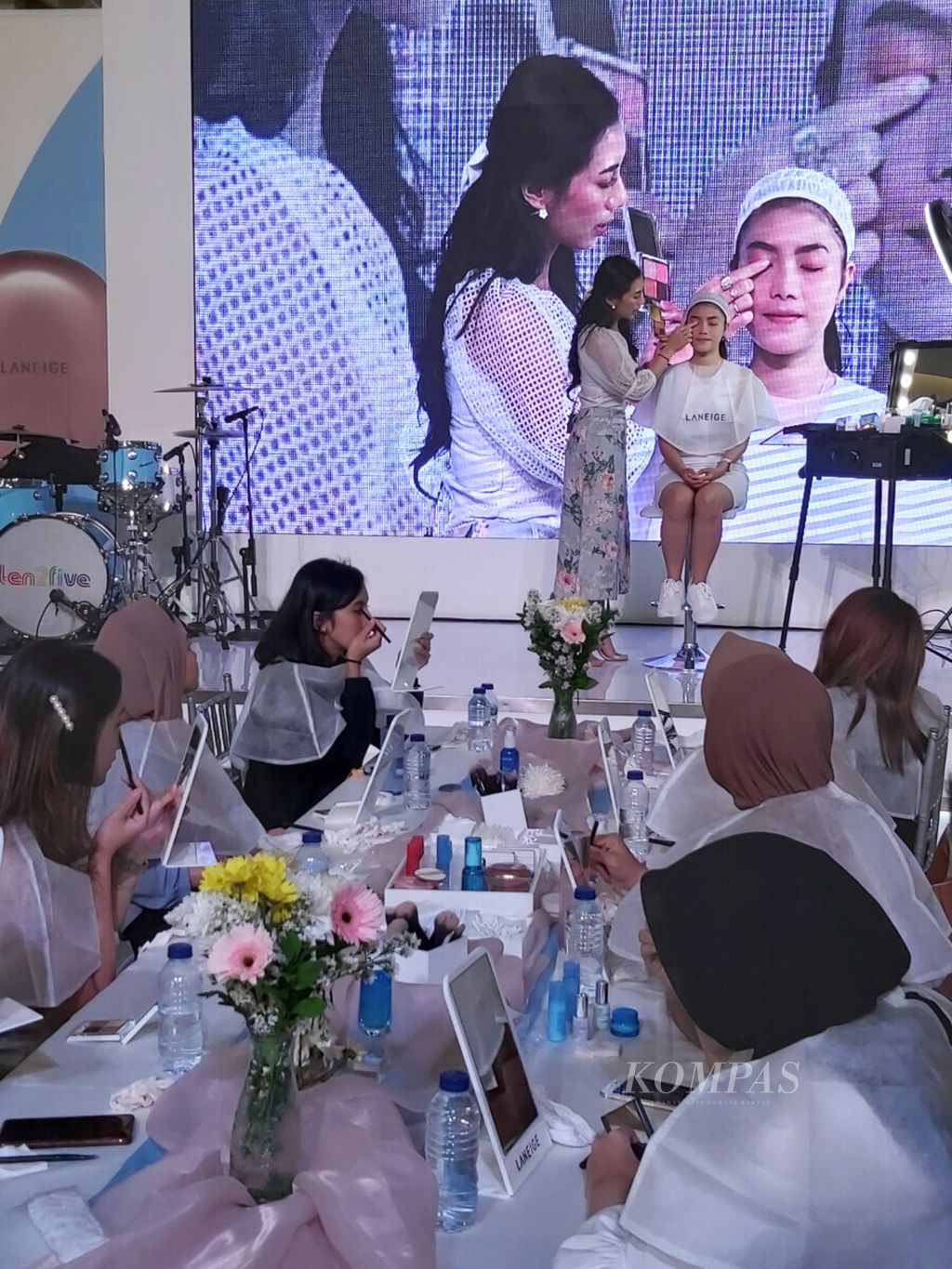 Sejumlah remaja perempuan sedang belajar merias diri dari <i>influencer </i>yang tampil di acara yang diadakan Laneige pada Sabtu (9/11/2019) di Jakarta.