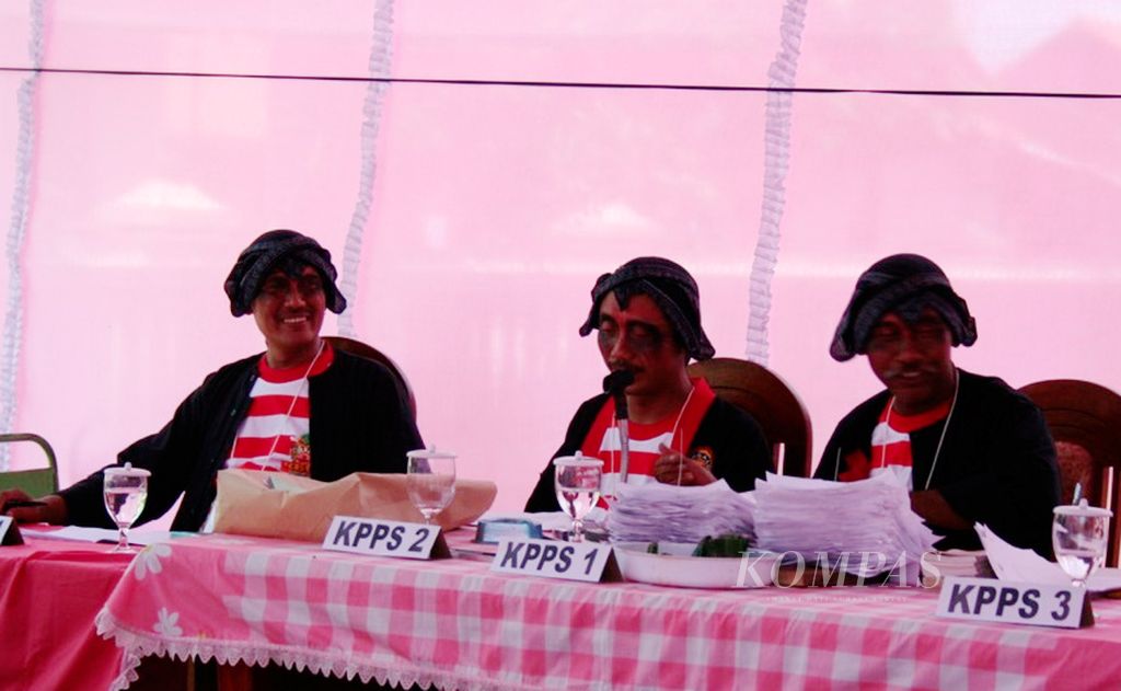 Anggota KPPS di TPS 03 Desa Gedangsewu, Kecamatan Boyolangu, Kabupaten Tulungagung, Jawa Timur, merias diri seperti Warok lengkap dengan busananya untuk menarik minat masyarakat agar menggunakan hak pilihnya, 9 Maret 2008. 