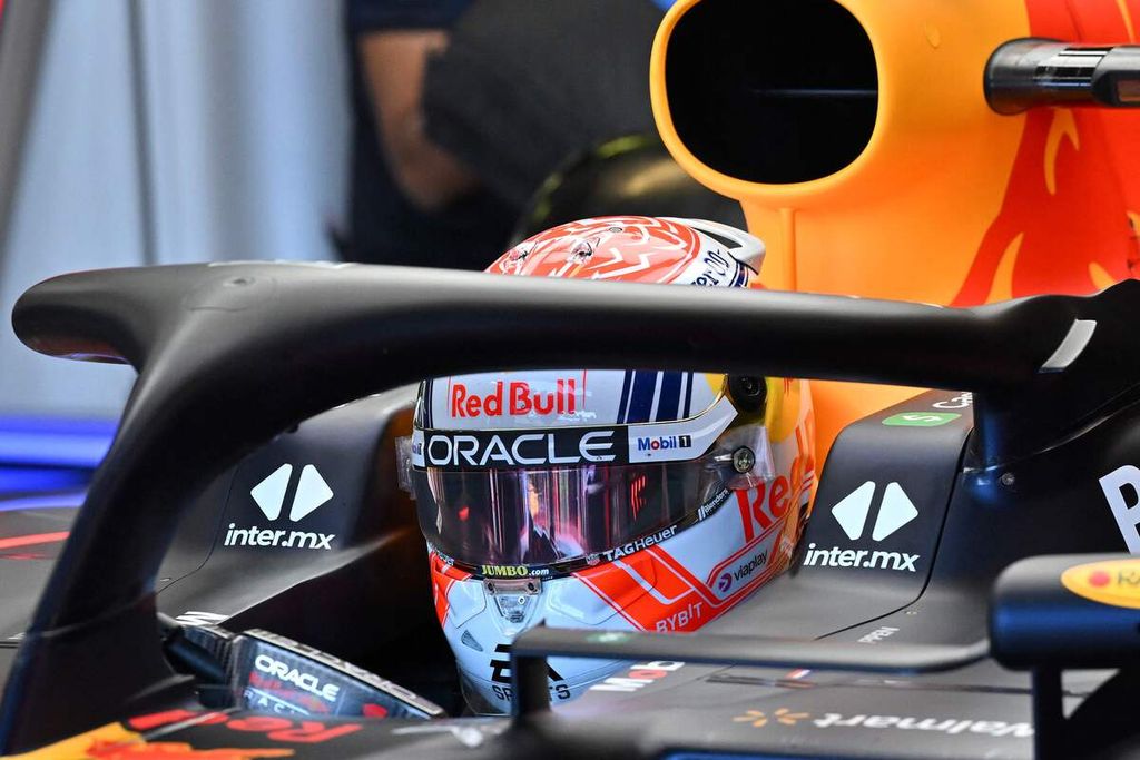 Pebalap Red Bull Max Verstappen bersiap meninggalkan  jalur pit pada sesi latihan bebas pertama Grand Prix Formula 1 Australia di Sirkuit Albert Park, Melbourne, Jumat (31/3/2023). Hujan kacaukan sesi latihan bebas kedua yang berlangsung petang harinya.