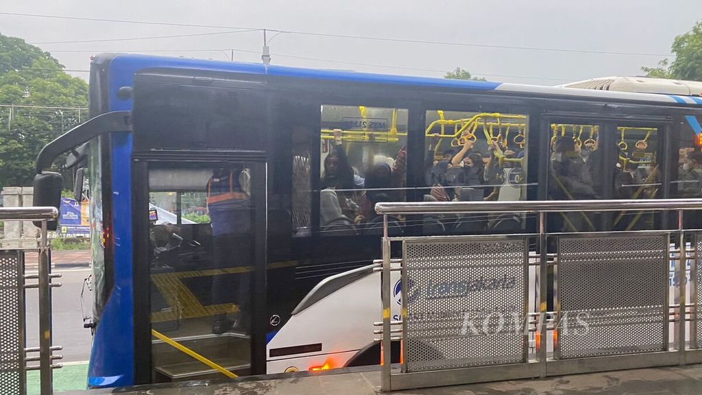 Bus Transjakarta di Halte Palmerah, Jakarta Pusat, Sabtu (20/4/2024).